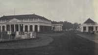 Gedung Harmoni, setelah dihancurkan tahun 1985 menjadi bagian dari gedung Sekretariat Negara (Sekneg) yang pembangunannya dimulai pada masa Gubernur Jenderal Daendels (1808-1811), kemudian dilanjutkan penggantinya letnan gubernur Raffles pada masa Inggris (1811-1815). Raffles sendiri yang meresmikan gedung yang diarsiteki seorang putra Melayu pada 18 Januari 1815 untuk menghormati hari kelahiran Ratu Charlotte, istri Raja Inggris George III. Dok. djawatempodoeloe