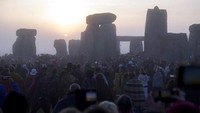 Stonehenge, situs prasejarah kuno berusia lebih dari 5 ribu tahun ini merupakan pusat spiritualis bermeditasi saat matahari terbit setiap musim panas pada 21 Juni. AP/Andrew Matthews