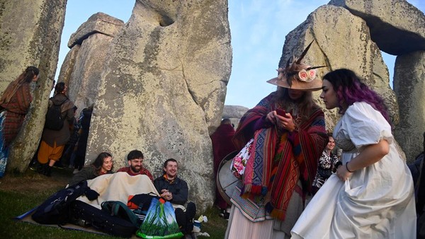 Perayaan terbitnya matahari musim panas di Stonehenge menandai berlangsungnya waktu siang yang panjang di belahan Utara katulistiwa bumi, yang berarti waktu malam hari akan semakin singkat. REUTERS/Toby Melville