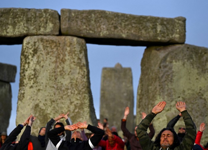 Revellers celebrate the Summer Solstice at sunrise at Stonehenge stone circle near Amesbury, Britain, June 21, 2022. REUTERS/Toby Melville     TPX IMAGES OF THE DAY