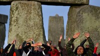 Bagi ribuan penganut kepercayaan dinamisme, pagan & druid, fenomena titik balik matahari dipercaya membawa energi dan pengalaman spiritual tersendiri. Maka tak heran jika ragam tradisi ritual akan terjadi. REUTERS/Toby Melville
