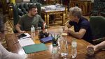 Sambutan Hangat Presiden Zelensky Saat Bertemu Ben Stiller di Ukraina