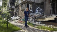 Momen Ben Stiller melihat langsung dampak kerusakan perang akibat invasi Rusia di Ukraina di kawasan Irpin, Senin (20/6/2022). (Andrew McConnell/UNCHR via AP).  