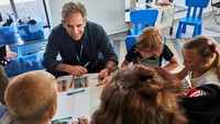 Aktor yang menjadi perwakilan UNHCR itu tiba di Polandia pada akhir pekan lalu dan terlihat mengunjungi Rzeszow. Ben Stiller yang menjadi perwakilan dari UNHCR itu pun mengunggah momen tersebut di media sosial. (UNHCR/Andrew McConnell/Reuters).