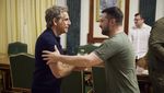 Sambutan Hangat Presiden Zelensky Saat Bertemu Ben Stiller di Ukraina