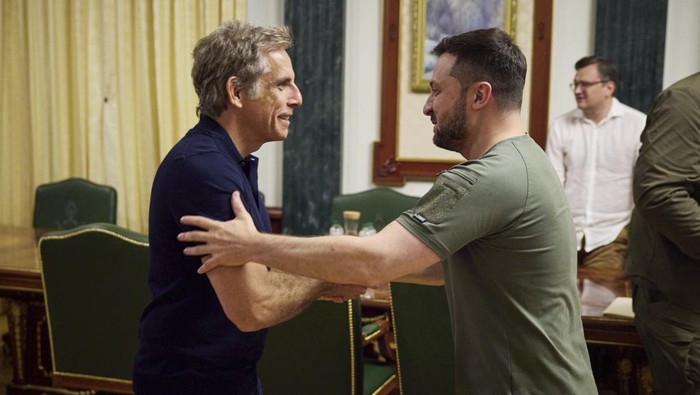 Aktor sekaligus perwakilan UNHCR Ben Stiller kunjungi Ukraina. Di sana ia bertemu Presiden Ukraina Volodymyr Zelensky serta melihat kerusakan perang di Irpin.