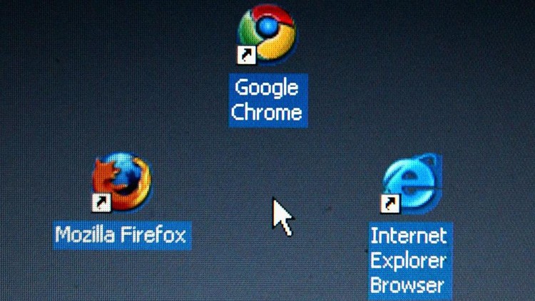 Potret Viral Kuburan Internet Explorer di Korea Selatan MUNICH, GERMANY - SEPTEMBER 06: In this photo illustration Googles Chrome browser shortcut, Google Inc.s new Web browser, is displayed next to Mozilla Firefox shortcut and Microsofts Internet Explorer browser shortcut, on an laptop. (Photo Illustration by Alexander Hassenstein/Getty Images)