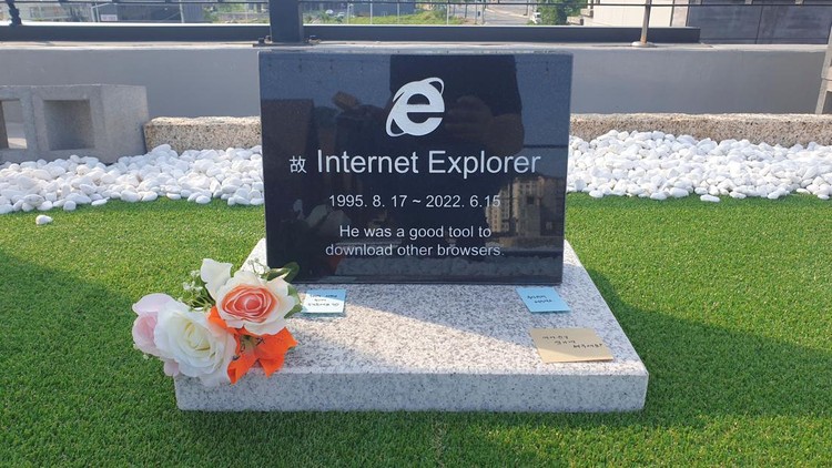 Tombstone of Internet Explorer browser, set up by South Koreas software engineer Jung Ki-young, is pictured at a rooftop of a cafe in Gyeongju, South Korea, June 17, 2022. Jung Ki-Young/Handout via REUTERS ATTENTION EDITORS - THIS IMAGE HAS BEEN SUPPLIED BY A THIRD PARTY. MANDATORY CREDIT. NO RESALES. NO ARCHIVES