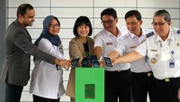 Shobhit Singhal - Chief Transport Officer Gojek, Desty Arlaini - Asisten Deputi Bidang Jasa Logistik Kementerian BUMN, Catherine Hindra Sutjahyo - Direktur GoTo, sekaligus Head of Indonesia Sales & Ops Gojek, Roppiq Lutzfi Azhar - Direktur Utama PT KCI, Hadis Surya Palapa - Direktur Niaga PT KAI (Persero) bersama Moh Risal Wasal - Direktur Lalu Lintas dan Angkutan Kereta Api Kementerian Perhubungan melakukan simulasi pembayaran tiker KRL Commuter Line di aplikasi Gojek melalui GoTransit di Stasiun Juanda, (22/06).