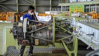 Pekerja menyelesaikan produksi pesawat NC 212i di Hanggar PT Dirgantara Indonesia, Bandung, Jawa Barat, Rabu (22/6/2022).