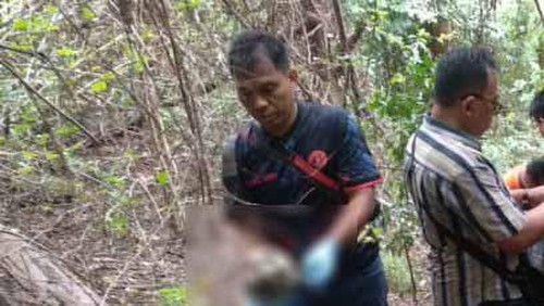 Proses evakuasi penemuan kerangka manusia di Lombok Tengah, NTB, Minggu (19/6/2022).