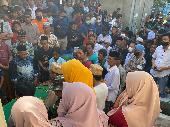Proses pemakaman balita 3 tahun putra Buya Arrazy yang tertembak