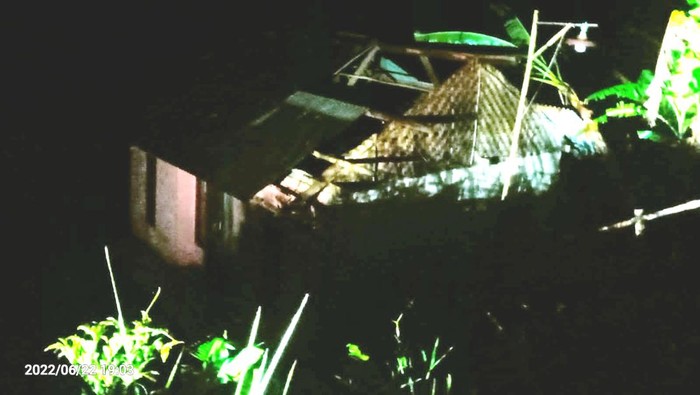 Puluhan rumah di Bogor rusak diterjang angin puting beliung