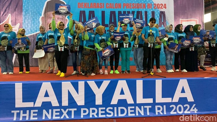 Relawan di Padang deklarasi La Nyalla jadi Capres 2024.