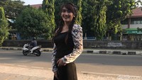Dia juga pernah menikahi pria tua dan berujung perceraian setelah cerita soal dirinya yang merasa jadi pembantu. Foto: Hanif/detikHOT