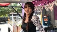Revi Mariska beberapa waktu belakangan kembali buat heboh karena disebut mengamen demi bisa bayar parkir. Foto: Hanif/detikHOT