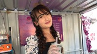 Revi Mariska saat ini mengaku sudah punya calon suami yang tinggal di kampung dan siap menikah lagi. Foto: Hanif/detikHOT