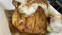 Pertama-tama, kami memiliki alasan tersendiri sebelum memutuskan untuk memesan menu ayam gorengnya. Ada salah satu komentar pelanggannya yang menyebutkan bahwa ayam goreng di sini berkualitas cukup buruk. Foto: Tim detikfood