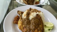 Saat dituang, bumbu ayam gorengnya memang begitu encer dan snagat berminyak. Rasa bumbunya asin sedangkan kondisi ayam gorengnya tidak ditemukan masalah sama sekali. Foto: Tim detikfood