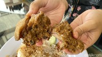 Daging bebeknya tidak keras hanya saja sedikit lebih alot dibandingkan bebek goreng yang pernah kami coba sebelumnya. Bumbu dari bebeknya juga tidak terasa hingga ke bagian dalamnya sehingga daging bebeknya lebih hambar. Foto: Tim detikfood