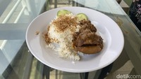 Seperti bebek kebanyakan, belum lengkap rasanya jika tidak menuangkan bumbu hitam khas Madura. Sayangnya bumbu hitam di sini warnanya tidak terlalu hitam pekat dengan rasa gurih yang pas, lebih asin dan sedikit kurang pekat rempahnya. Foto: Tim detikfood
