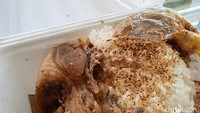 Saat pertama kali dibuka pada potongan daging bebeknya terlihat sehelai rambut yang cukup panjang menempel bahkan terselip di antara daging bebeknya. Untuk penampilannya sendiri tidak mengecewakan dan tampak seperti bebek goreng di tempat lain. Foto: Tim detikfood