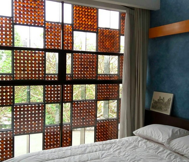 Kadang-kadang dalam dunia arsitektur eksperimen itu ya di lapangan. Botol ini jarak antara besinya 80 centi, disela-selanya diberi lem kaca. Sementara sebagai pengganti tutupnya pakai kayu terus dikasih lem agar tidak masuk air, beber dosen Arsitektur ITB ini. (Foto: Instagram/@fatyanosa)