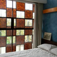 Kadang-kadang dalam dunia arsitektur eksperimen itu ya di lapangan. Botol ini jarak antara besinya 80 centi, disela-selanya diberi lem kaca. Sementara sebagai pengganti tutupnya pakai kayu terus dikasih lem agar tidak masuk air, beber dosen Arsitektur ITB ini. (Foto: Instagram/@fatyanosa)