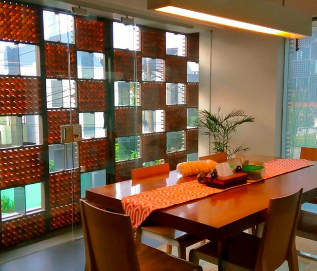 Saya mengumpulkan botol dari pemulung-pemulung di Kota Bandung, sampai beberapa kota dan kabupaten di Jawa Barat. Kalau tidak salah dulu saya beli satu botol Rp 50, terangnya. (Foto: Instagram/@fatyanosa)