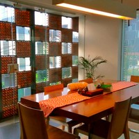 Saya mengumpulkan botol dari pemulung-pemulung di Kota Bandung, sampai beberapa kota dan kabupaten di Jawa Barat. Kalau tidak salah dulu saya beli satu botol Rp 50, terangnya. (Foto: Instagram/@fatyanosa)