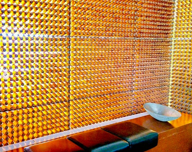 Di sebuah lahan seluas 373 meter persegi ini, hampir seluruh bangunannya menggunakan aplikasi botol kaca.Baik di bagian luar ruangan maupun di bagian dalamnya. Botol-botol ditata rapi dengan mayoritas bagian belakang botol menghadap ke luar. Sebanyak 30 ribu botol habis dipakai untuk bangun rumah ini. (Foto: Instagram/@fatyanosa)