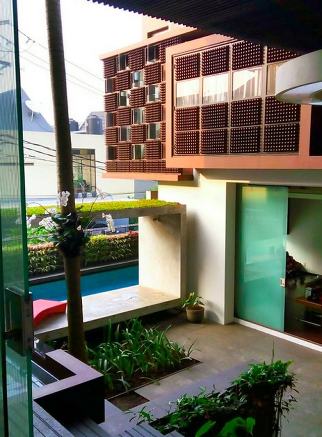 Proses pembuatan rumah ini cukup panjang. Dimulai dari tahun 2005. Untuk mengumpulkan botol bekasnya saja, menghabiskan waktu selama 6 bulan. Sementara pembangunan rumahnya memakan waktu dua tahun. (Foto: Instagram/@fatyanosa)