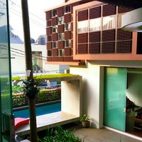 Proses pembuatan rumah ini cukup panjang. Dimulai dari tahun 2005. Untuk mengumpulkan botol bekasnya saja, menghabiskan waktu selama 6 bulan. Sementara pembangunan rumahnya memakan waktu dua tahun. (Foto: Instagram/@fatyanosa)