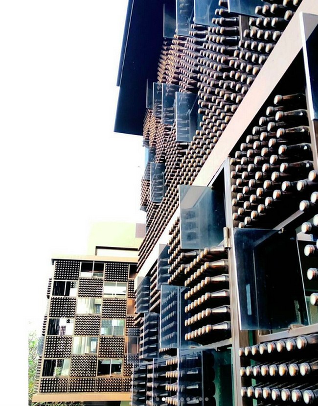 Ide bisa muncul dari mana saja. Waktu itu pekerja yang membangun rumah saya sering mengonsumsi minuman berenergi itu. Botol-botolnya jadi sampah, lama-lama numpuk. Dari situ mulai ada ide, apalagi saat kena sinar matahari menarik juga, ujar pria kelahiran Bandung, 4 Oktober 1971 itu kepada detikcom pada 2013 lalu. (Foto: Instagram/@fatyanosa)