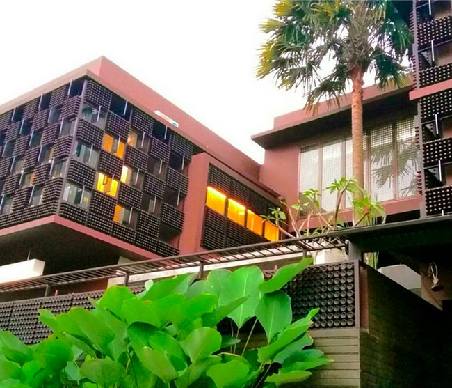 Rumah berdesain minimalis milik Kang Emil, begitu sapaan akrabnya, ini hampir 60 persen terbuat dari kumpulan botol kaca bekas. Ide awal sang pemilik rumah yang juga arsiteknya, bermula dari sampah botol kaca yang berserakan. (Foto: Instagram/@fatyanosa)