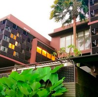 Rumah berdesain minimalis milik Kang Emil, begitu sapaan akrabnya, ini hampir 60 persen terbuat dari kumpulan botol kaca bekas. Ide awal sang pemilik rumah yang juga arsiteknya, bermula dari sampah botol kaca yang berserakan. (Foto: Instagram/@fatyanosa)