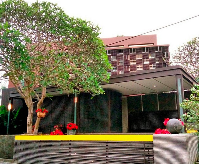 Rumah ini memang unik. Beda dari yang lainnya. Berlokasi di Cigadung Selatan, Bandung, rumah milik Gubernur Jawa Barat Ridwan Kamil ini menarik perhatian. Betapa tidak, dinding rumah berasal dari material yang tidak biasa, yaitu botol kaca bekas minuman berenergi. (Foto: Instagram/@fatyanosa)