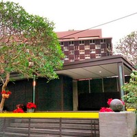 Rumah ini memang unik. Beda dari yang lainnya. Berlokasi di Cigadung Selatan, Bandung, rumah milik Gubernur Jawa Barat Ridwan Kamil ini menarik perhatian. Betapa tidak, dinding rumah berasal dari material yang tidak biasa, yaitu botol kaca bekas minuman berenergi. (Foto: Instagram/@fatyanosa)