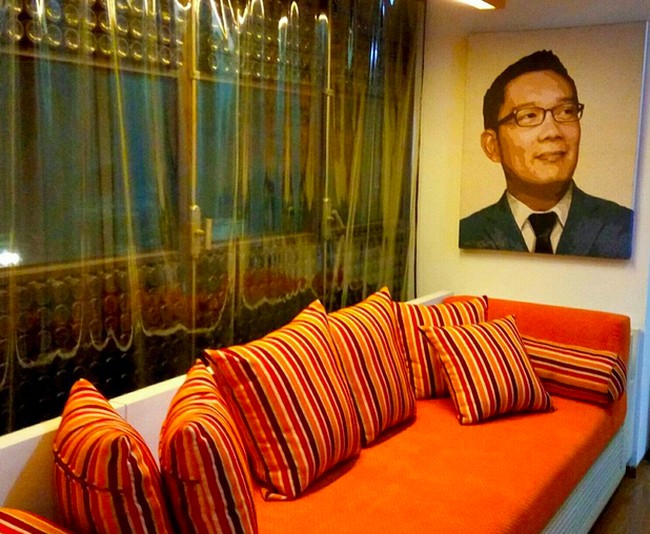 Meski terbilang rumit, bagi Ridwan Kamil, rumah botolnya ini lebih simpel perawatannya dibanding dengan menggunakan bahan bangunan lainnya. Kalau botol yang di dalam rumah dilap saja. Kalau yang di luar disemprot pakai air biasa. Cukup beberapa bulan sekali saja, terang Ketua Bandung Creative City Forum. (Foto: Instagram/@fatyanosa)