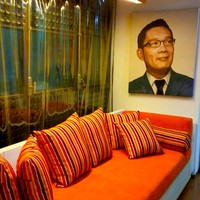 Meski terbilang rumit, bagi Ridwan Kamil, rumah botolnya ini lebih simpel perawatannya dibanding dengan menggunakan bahan bangunan lainnya. Kalau botol yang di dalam rumah dilap saja. Kalau yang di luar disemprot pakai air biasa. Cukup beberapa bulan sekali saja, terang Ketua Bandung Creative City Forum. (Foto: Instagram/@fatyanosa)