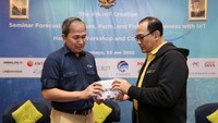 Direktur Standardisai Perangkat Pos dan Informatika Ditjen SDPPI Kemkominfo Mulyadii (kiri) dan Ketua Umum ASIOTI Teguh Prasetya,  membahas perangkat Gateway IOT, disela Seminar Forecast Agriculture, Farm, and Fisheries Business with IoT di Surabaya, Rabu (22/6/2022).