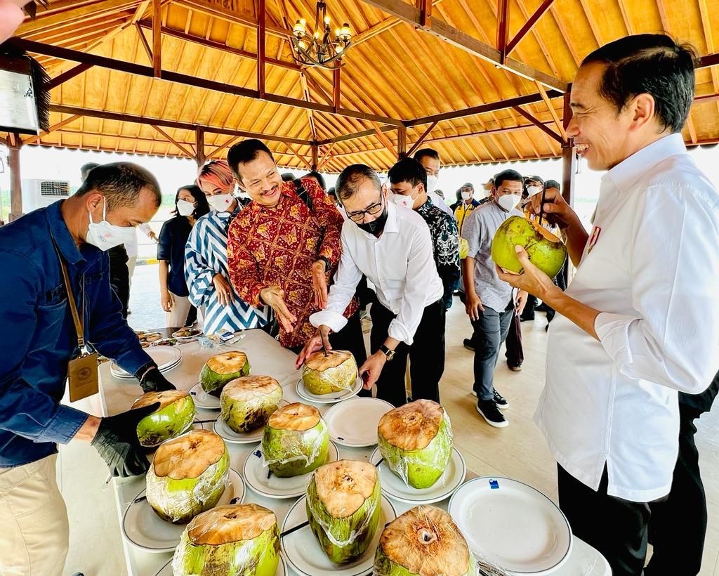 Saat Presiden Jokowi Nikmati Kelapa Muda di Bendungan Sepaku. (Laily Rachev - Biro Pers Sekretariat Presiden)