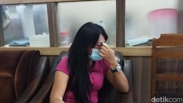 Salah satu penjaga warung kopi pangku Gresik terus menangis mengaku ditipu temannya.