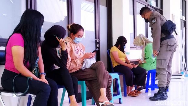 Salah satu pramusaji warung kopi pangku Gresik takut jarum suntik.