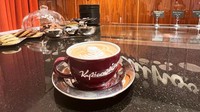 Salt Bae menyajikan segelas cappuccino nikmat dengan lembaran emas yang bisa dimakan (edible gold). Gelas warna merah maroon-nya menambah kesan mewah. Foto: Instagram nouranayoubii