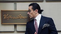 Papan nama Kapicciiiinoo terlihat mewah dengan sentuhan warna emas. Konon bentuk huruf (font) pada logo ini berdasarkan gelombang suara Salt Bae saat mengucapkannya. Foto: Instagram turkiye_haberci
