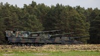 Artileri yang mampu bergerak sendiri, howitzer self-propelled, Panzerhaubitze 2000 adalah senjata berat pertama yang dikirim oleh Jerman yang tiba di Ukraina.