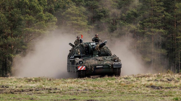 Sangar! Ini Senjata Berat yang Dikirim Jerman untuk Ukraina MUNSTER, GERMANY - MAY 10: Soldiers of the Bundeswehr, the German armed forces, participate with the Panzerhaubitze 2000 - the Pzh 2000 self-propelled howitzer in the Wettiner Heide (Wettiner Meadow) international joint military exercises of NATO Response Force (Land) on May 10, 2022 near Munster, Germany. The forces include the Panzergrenadierbrigade 37 (Armoured Infantry Brigade 37), which currently leads the NATO Very High Readiness Joint Task Force (VJTF). The current exercises, which run from May 2-20, include armoured and artillery units with 7,500 soldiers from nine different nations, though mainly from Germany and the Netherlands. (Photo by Morris MacMatzen/Getty Images)