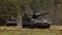 Panzerhaubitze 2.000 dikembangkan oleh pabrikan Jerman Krauss-Maffei Wegmann dan Rheinmetall, senjata ini dianggap salah satu sistem artileri paling kuat yang digunakan oleh militer barat saat ini.