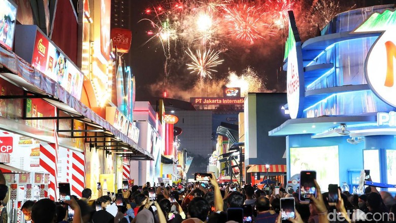 Semarak Pesta Kembang Api di Jakarta Fair Ratusan warga mengabadikan momen kembang api di kawasan Jakarta Fair Kemayoran, Jakarta Pusat, Selasa (21/6). Kembang api tersebut merupakan dalam rangka memeriahkan HUT Ke-495 DKI Jakarta